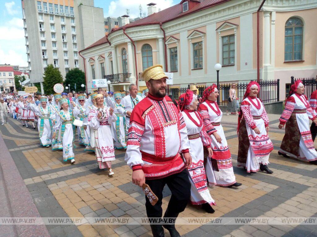 Пинчане горячо приветствовали участников праздничного шествия Пинчане горячо приветствовали участников праздничного шествия