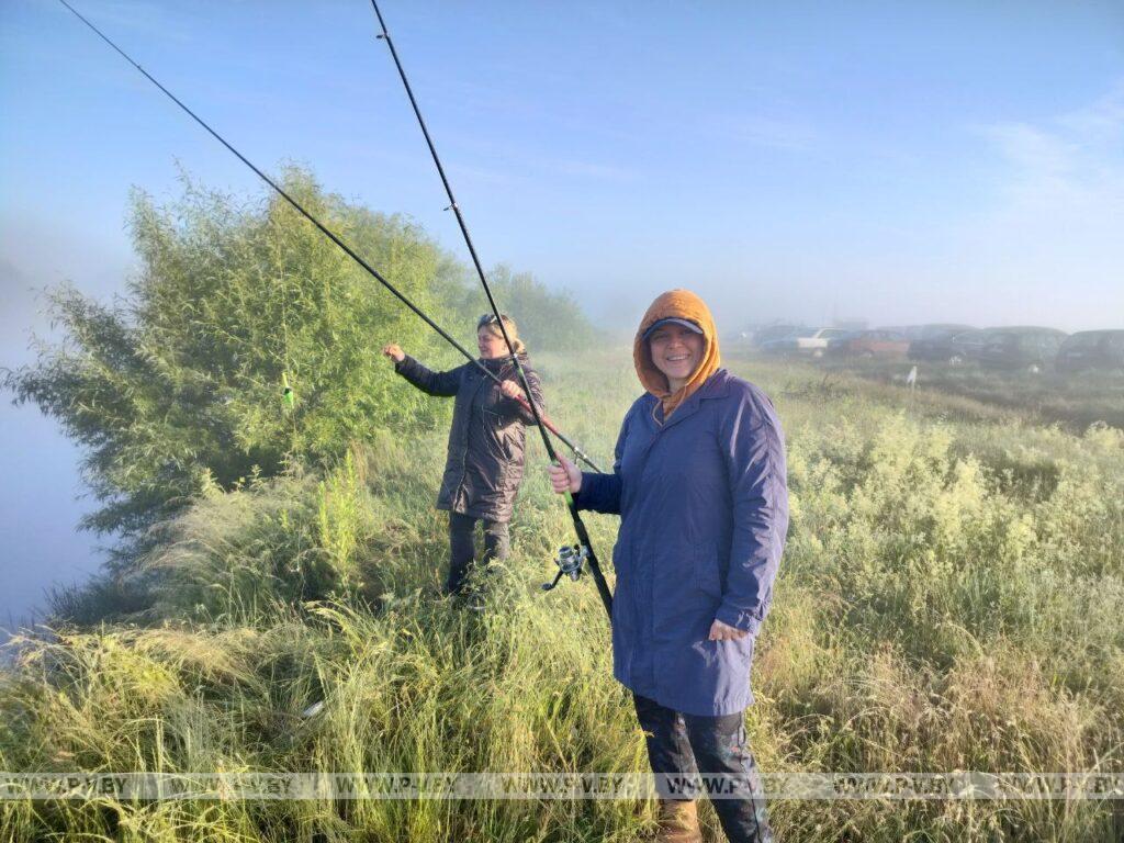 В Пинском районе организовали соревнование по рыбалке. Кто вытянул самую большую рыбку из пруда? В Пинском районе организовали соревнование по рыбалке. Кто вытянул самую большую рыбку из пруда?