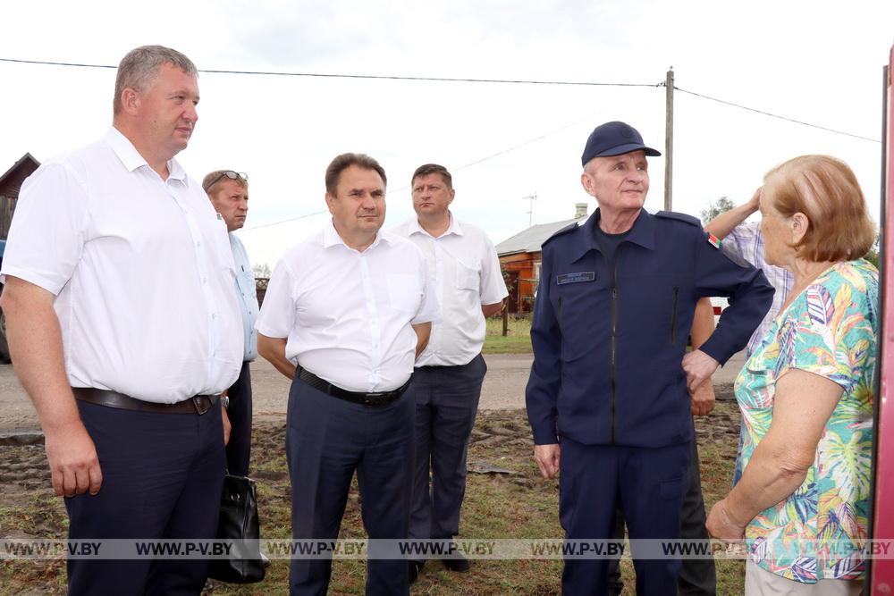 Пострадавший от стихии агрогородок Лопатино посетил прокурор области Виктор КЛИМОВ Пострадавший от стихии агрогородок Лопатино посетил прокурор области Виктор КЛИМОВ