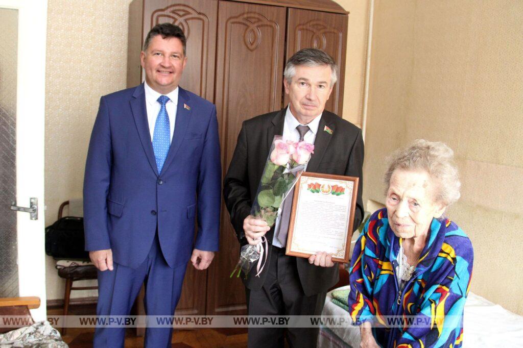 98-летней пинчанке вручен приветственный адрес председателя белорусского парламента Игоря Сергеенко 98-летней пинчанке вручен приветственный адрес председателя белорусского парламента Игоря Сергеенко