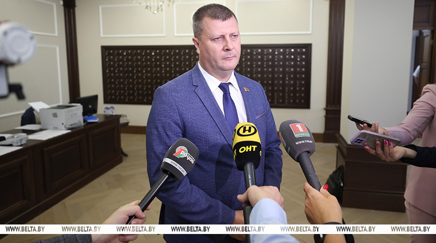 В Беларуси в 2025 году повысят зарплаты бюджетникам. Кому и когда