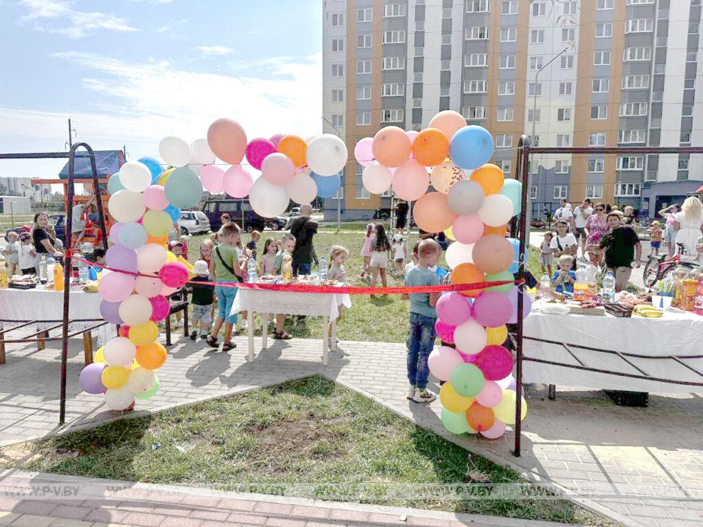 Пинчане установили в своем дворе детскую площадку. Их поддержали власть и ЖЭС Пинчане установили в своем дворе детскую площадку. Их поддержали власть и ЖЭС