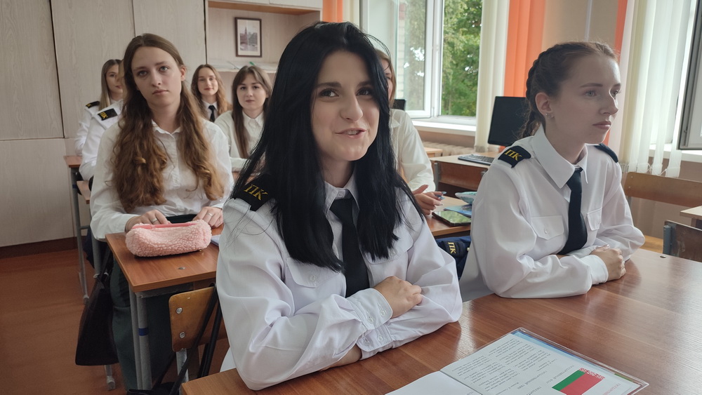 Пинские милиционеры и ветераны провели патриотический первый урок для школьников