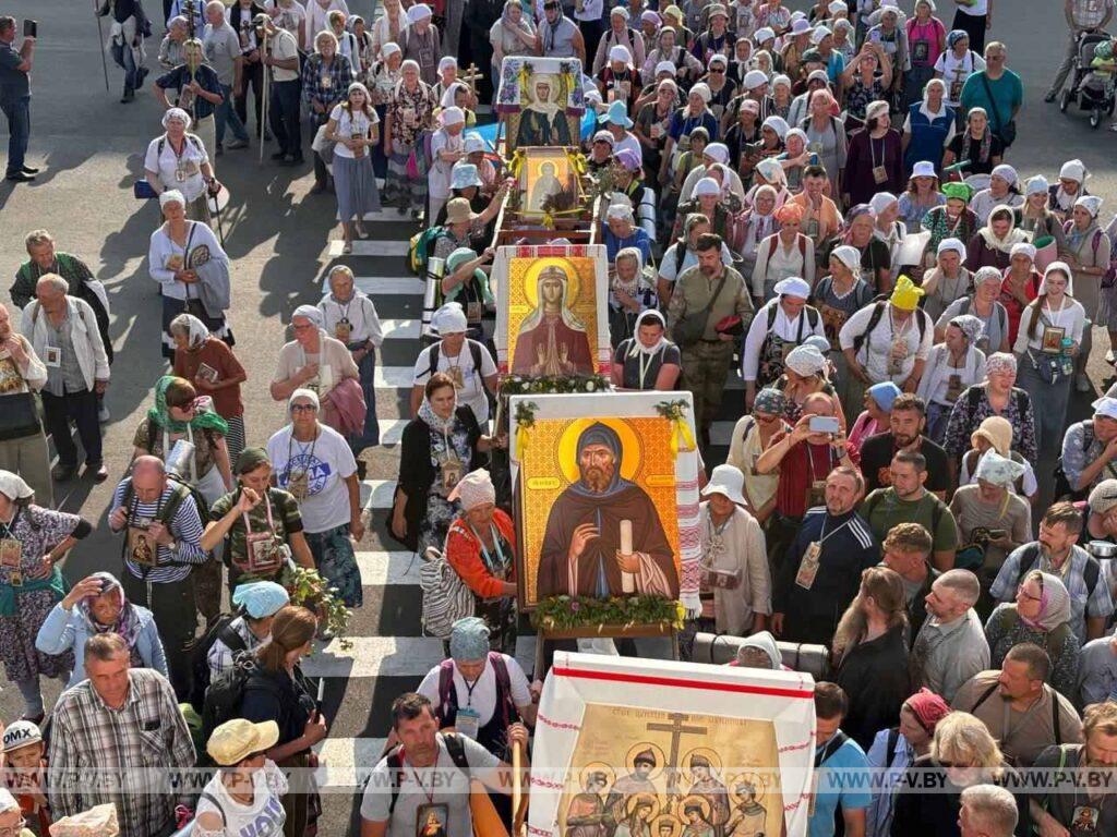 Сотни людей участвовали в ежегодном Всебелорусском крестном ходе