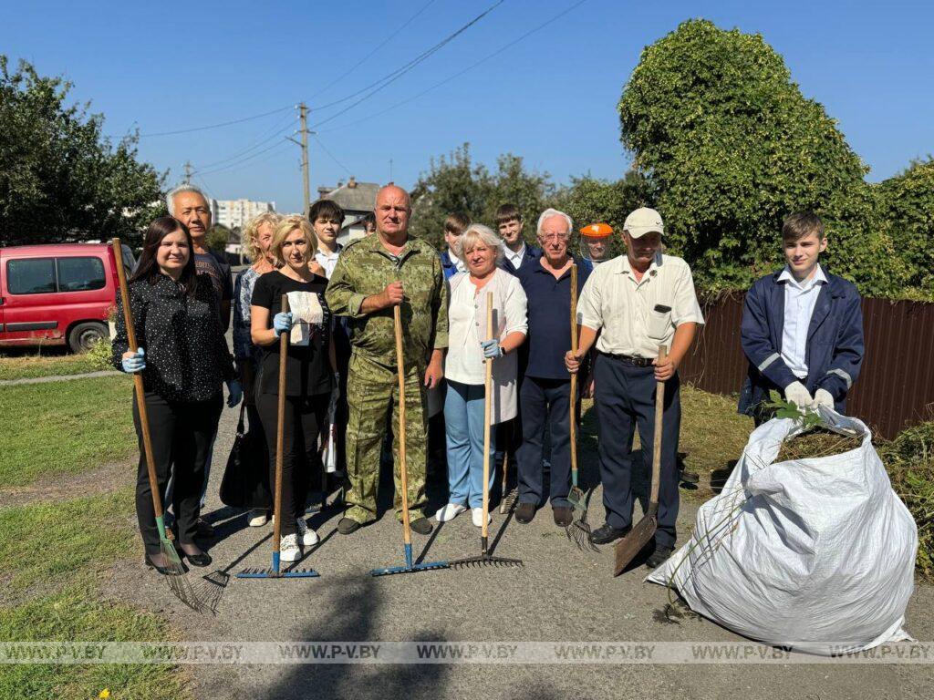 Пинские коммунисты и молодёжь благоустраивают улицу имени 20 Сентября