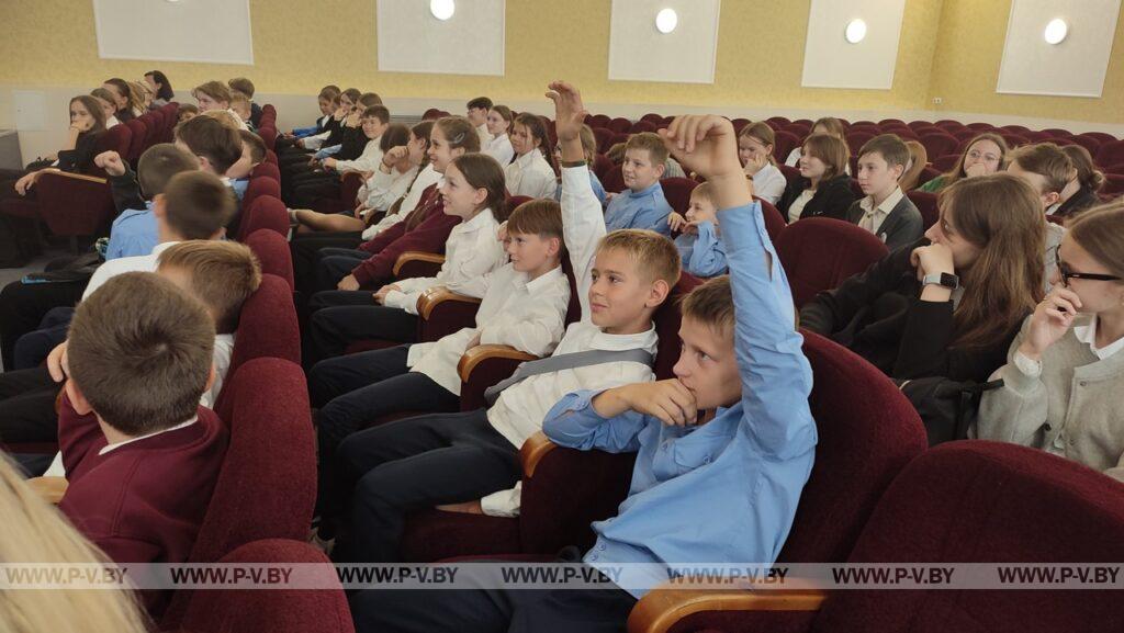 Учащиеся правовых классов побывали на экскурсии в ГОВД Учащиеся правовых классов побывали на экскурсии в ГОВД