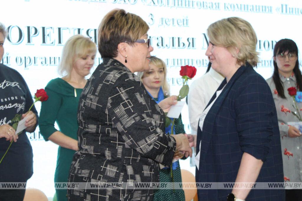Пинская городская организация БСЖ традиционно чествовала женщин в День матери Пинская городская организация БСЖ традиционно чествовала женщин в День матери