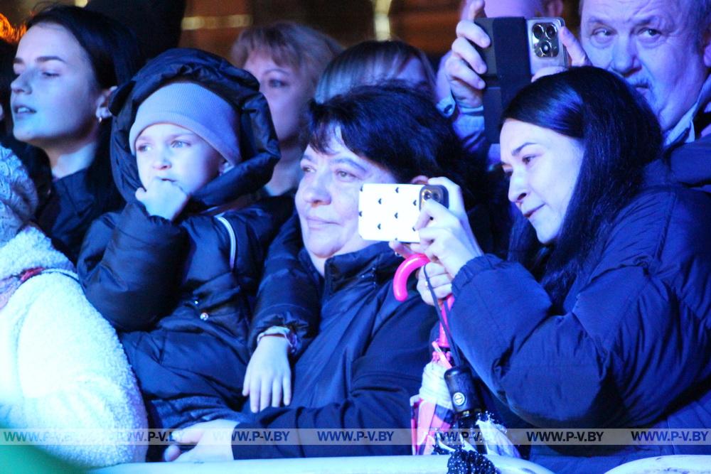 Музыканты оркестра и юные танцоры подарили шоу празднующим день рождения Пинска Музыканты оркестра и юные танцоры подарили шоу празднующим день рождения Пинска