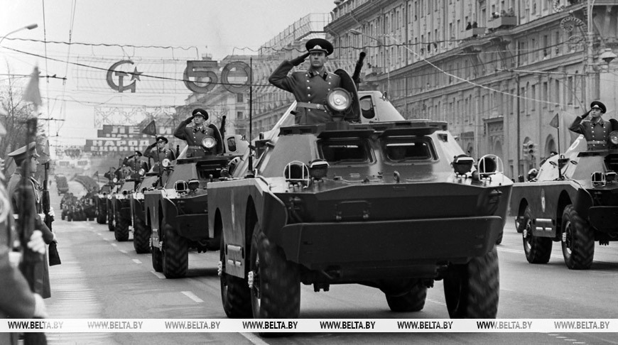 7 ноября в черно-белых фото: как в СССР праздновали тот самый день?