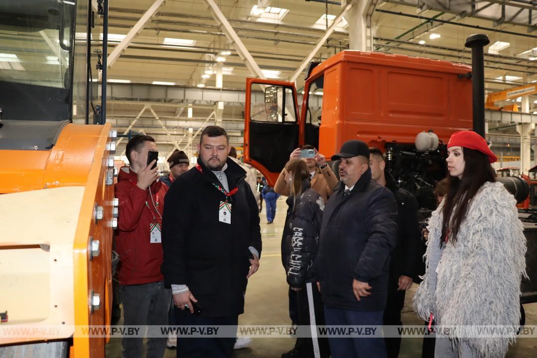 Экскурсия в ЗАО «Амкодор-Пинск» организовали для белорусских блогеров