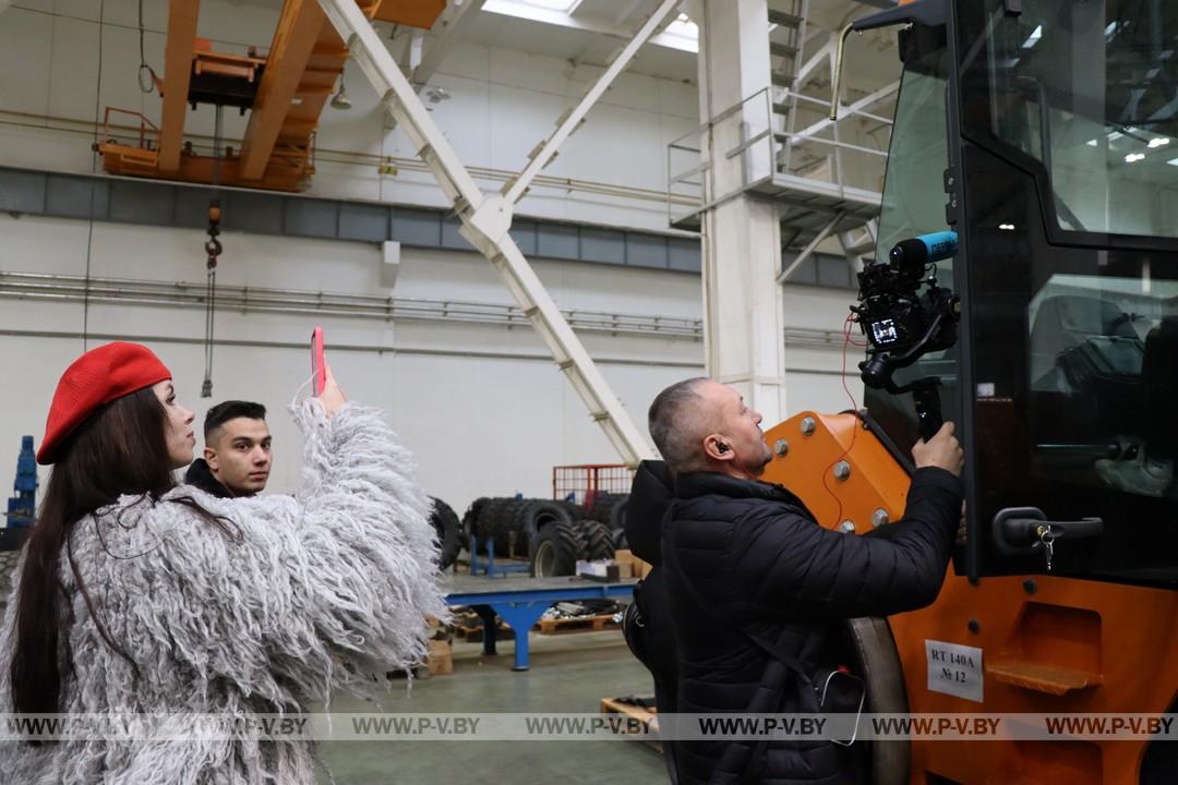 Экскурсия в ЗАО «Амкодор-Пинск» организовали для белорусских блогеров