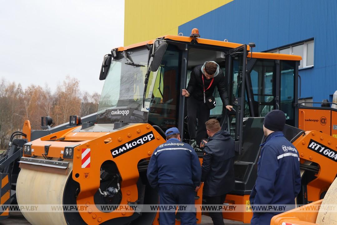 Экскурсия в ЗАО «Амкодор-Пинск» организовали для белорусских блогеров