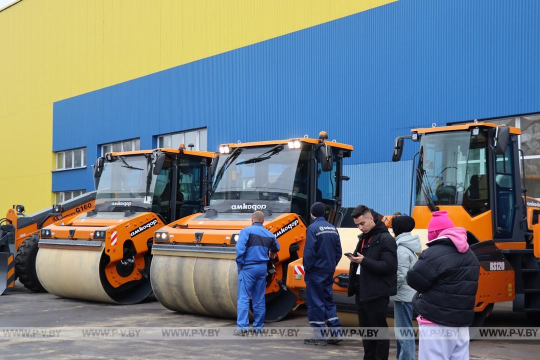 Экскурсия в ЗАО «Амкодор-Пинск» организовали для белорусских блогеров