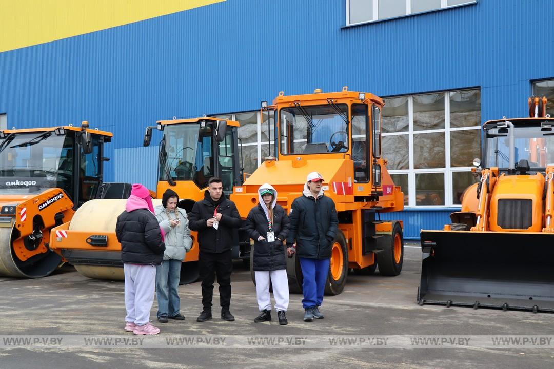 Экскурсия в ЗАО «Амкодор-Пинск» организовали для белорусских блогеров