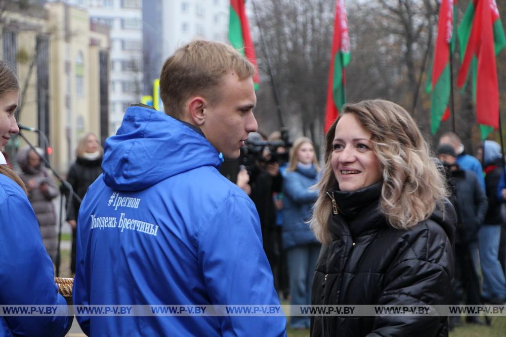 В Пинске ярко открыли новый мурал «Будущее Беларуси в твоих руках»