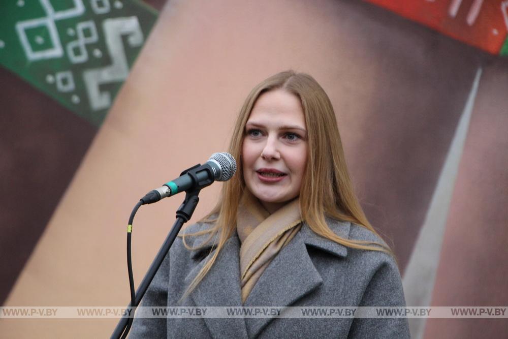 В Пинске ярко открыли новый мурал «Будущее Беларуси в твоих руках»