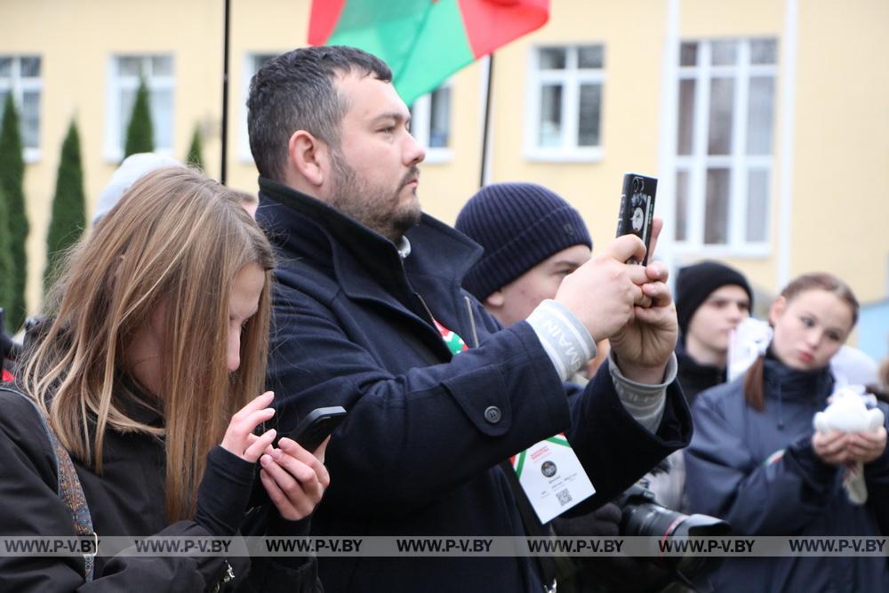 В Пинске ярко открыли новый мурал «Будущее Беларуси в твоих руках»