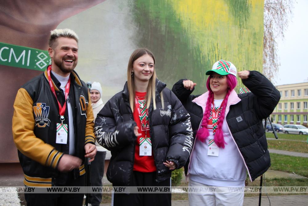 В Пинске ярко открыли новый мурал «Будущее Беларуси в твоих руках» В Пинске ярко открыли новый мурал «Будущее Беларуси в твоих руках»