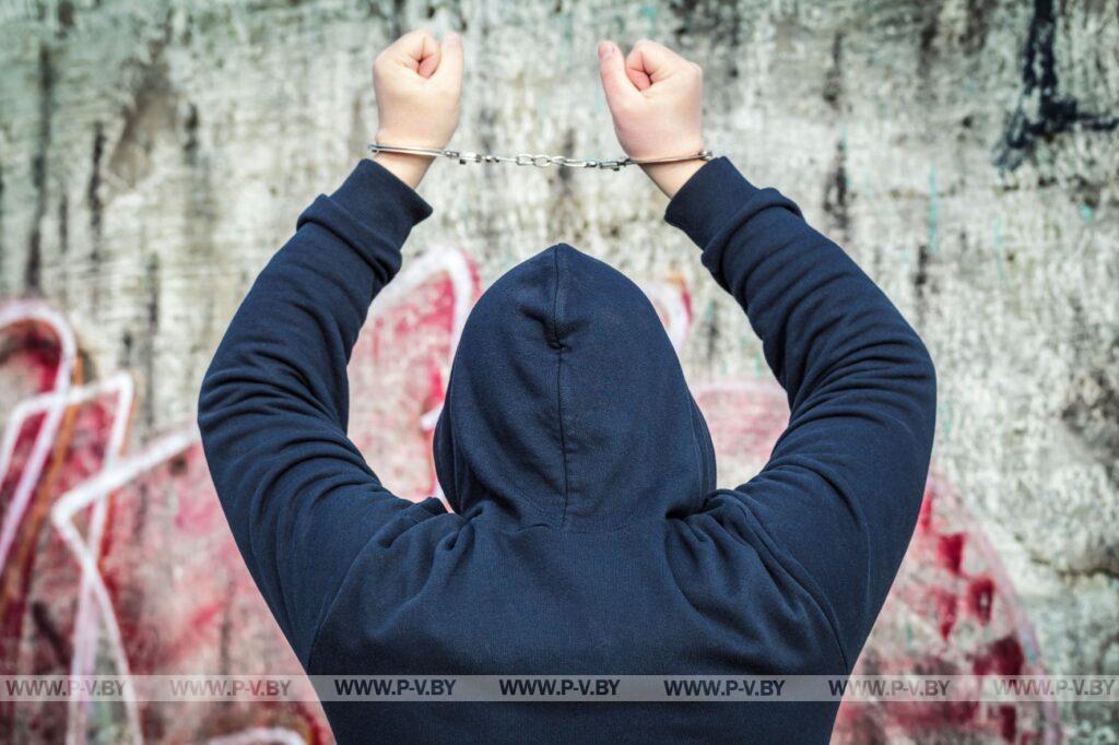 В Пинске в очередной раз задержали несовершеннолетнего наркокурьера В Пинске в очередной раз задержали несовершеннолетнего наркокурьера