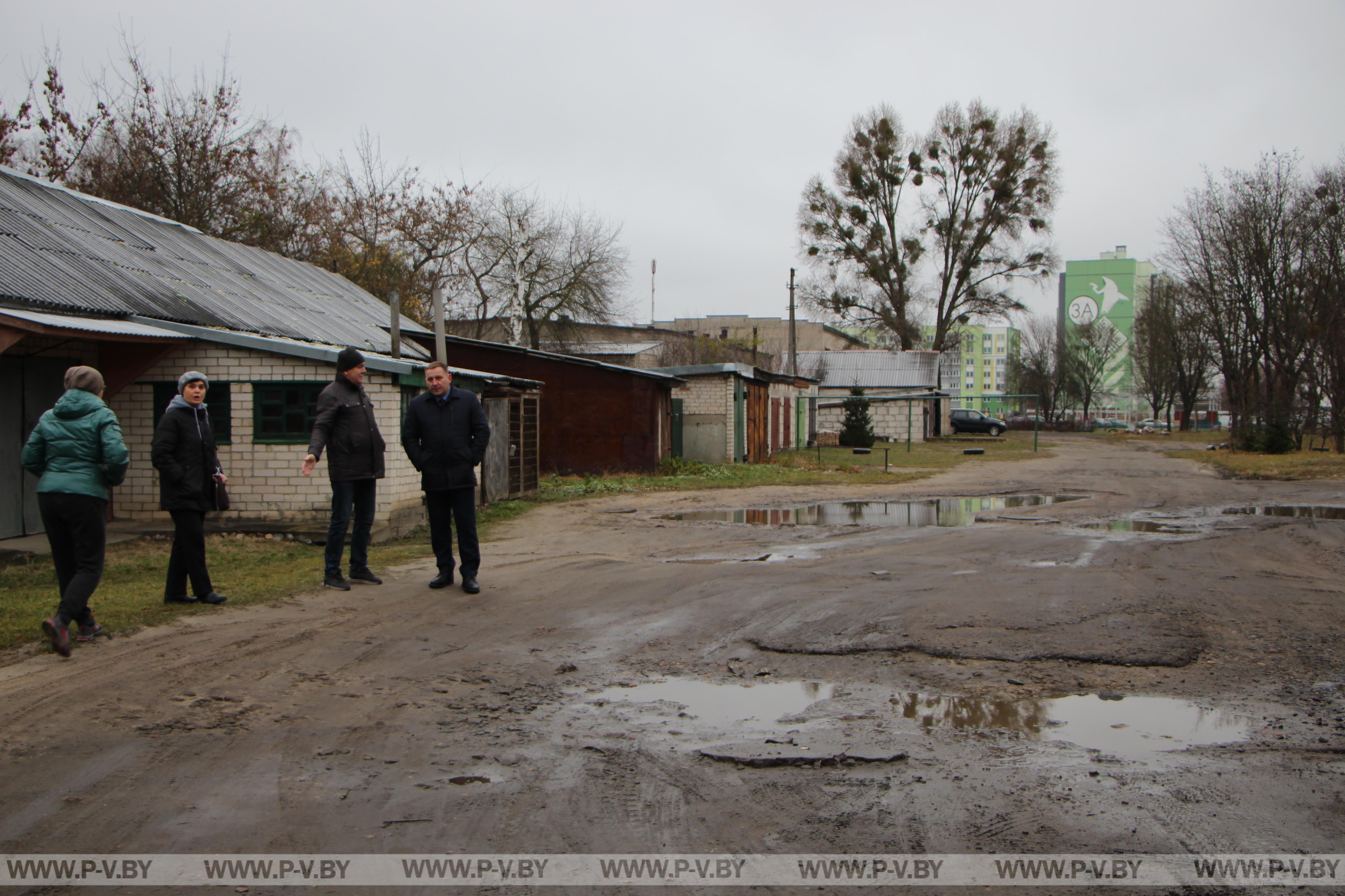 На улице Парковой в деревне Заполье Пинского района наконец-то строят тротуар