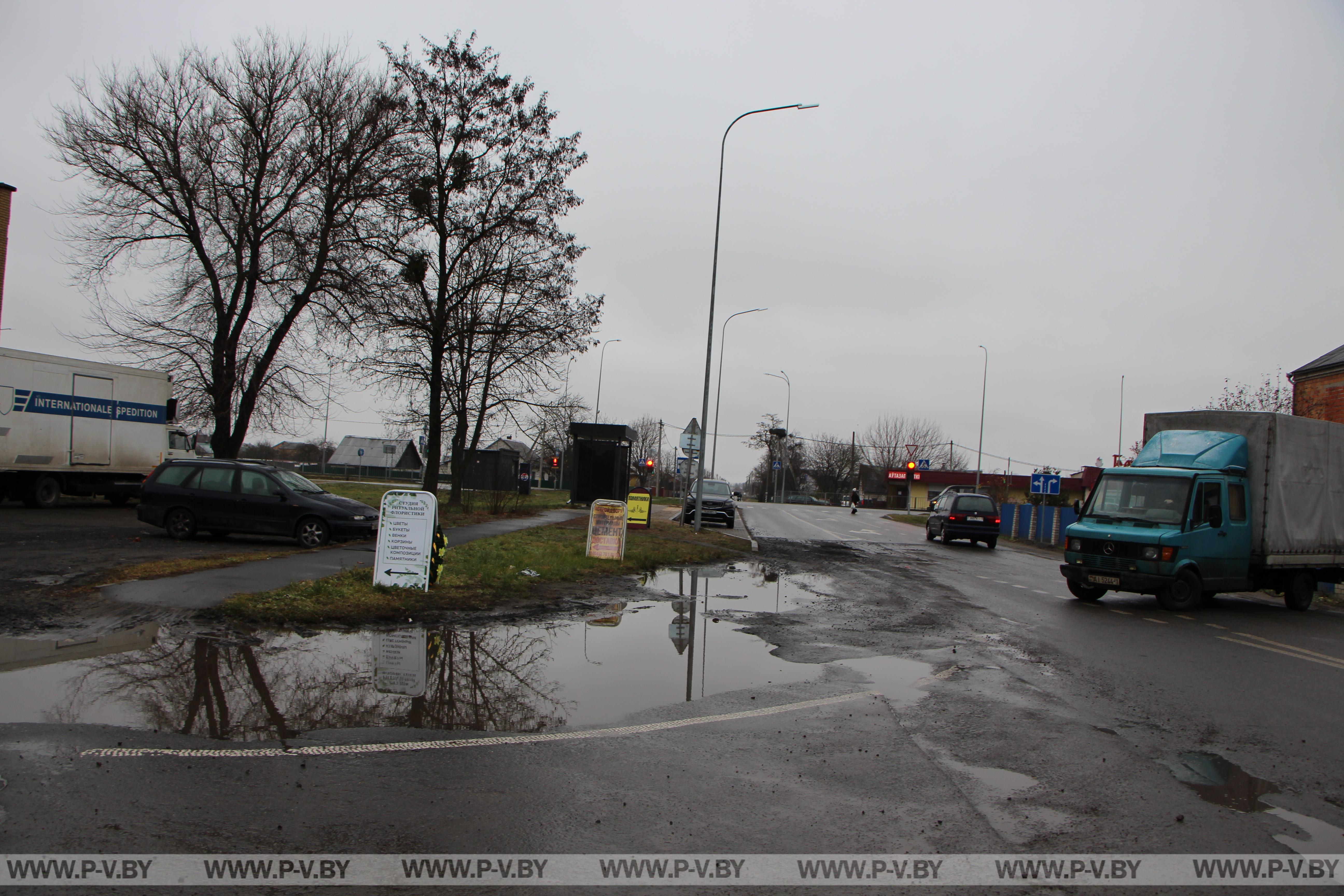 На улице Парковой в деревне Заполье Пинского района наконец-то строят тротуар