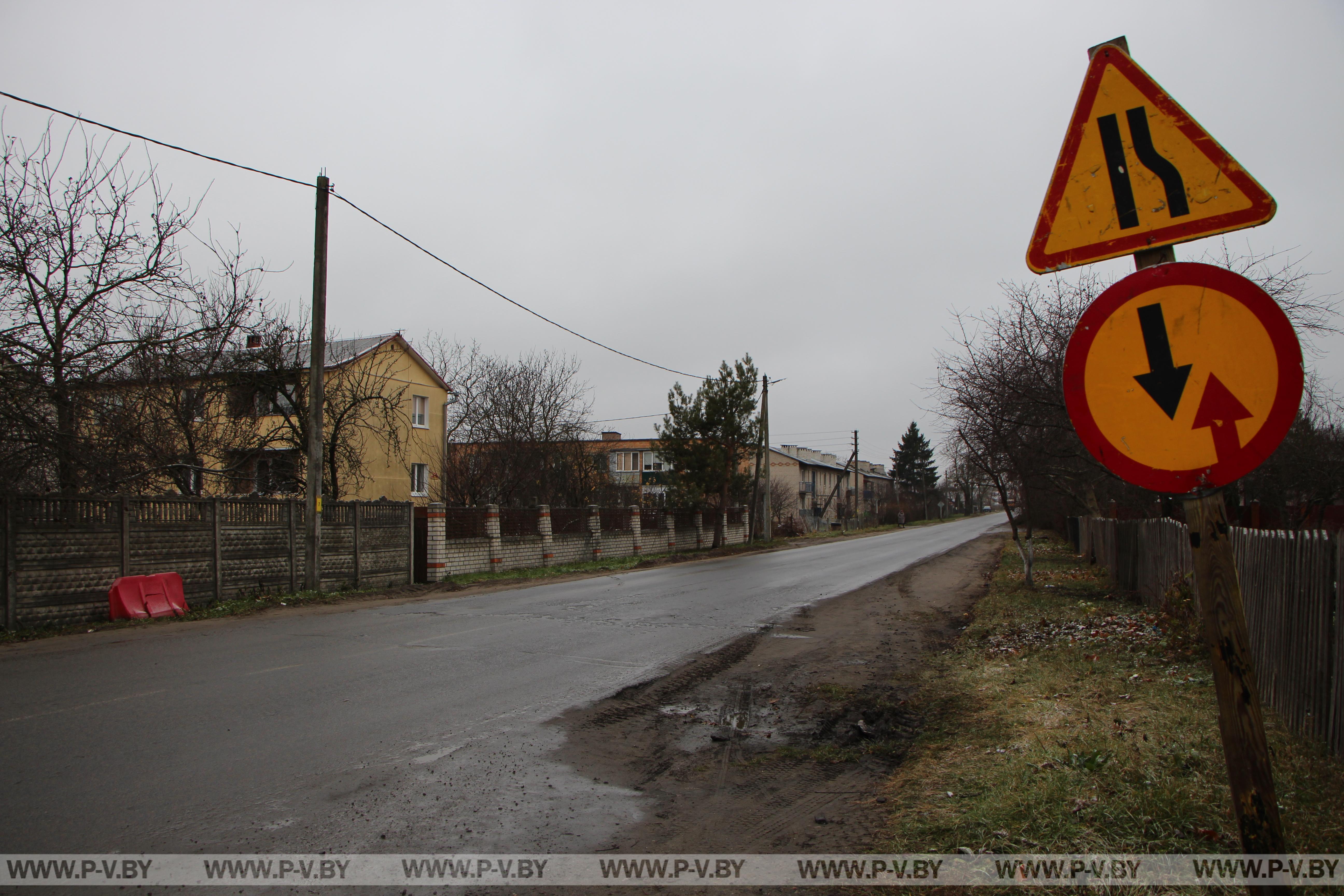 На улице Парковой в деревне Заполье Пинского района наконец-то строят тротуар