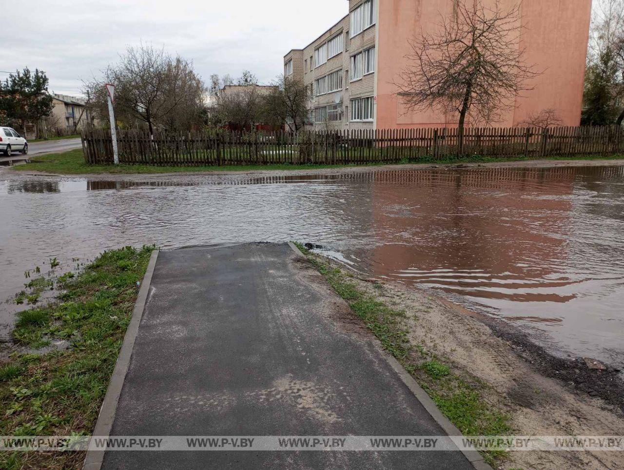 На улице Парковой в деревне Заполье Пинского района наконец-то строят тротуар