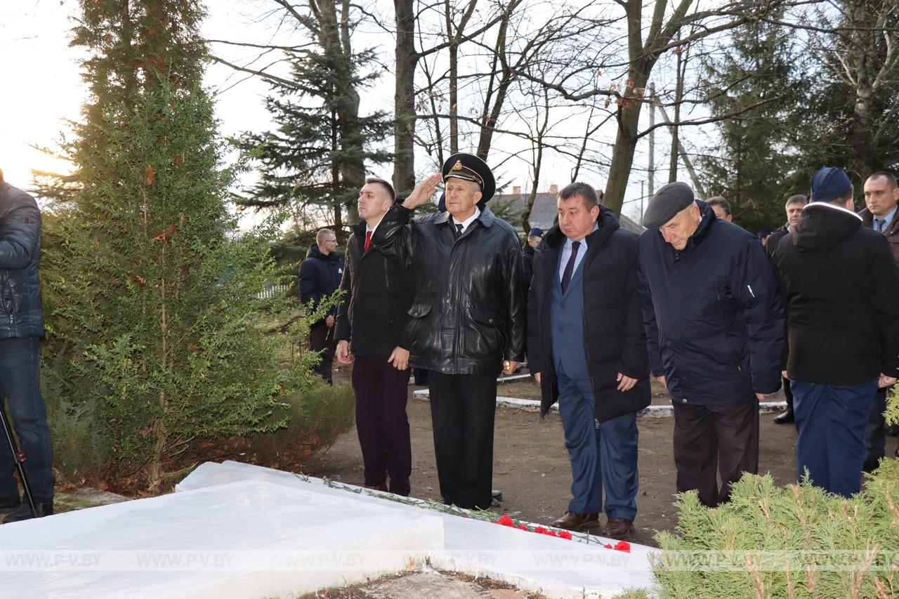 В Пинском районе почтили память трагически погибшего 80 лет назад прокурора Виктора Морозова