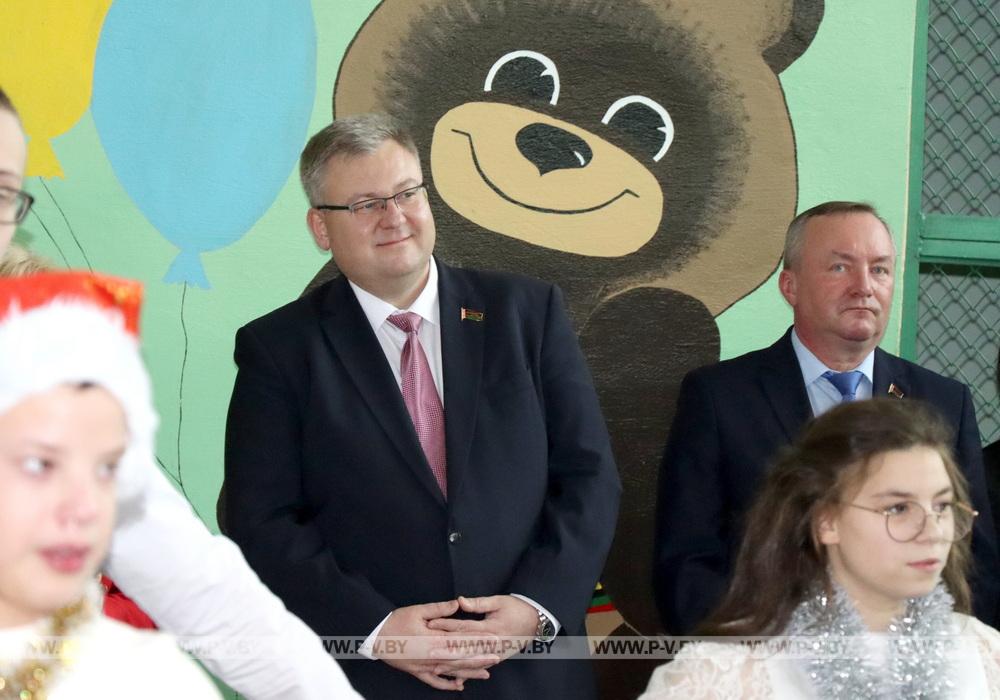С акцией «Наши дети» Молотковичскую школу-интернат посетили гости из области С акцией «Наши дети» Молотковичскую школу-интернат посетили гости из области