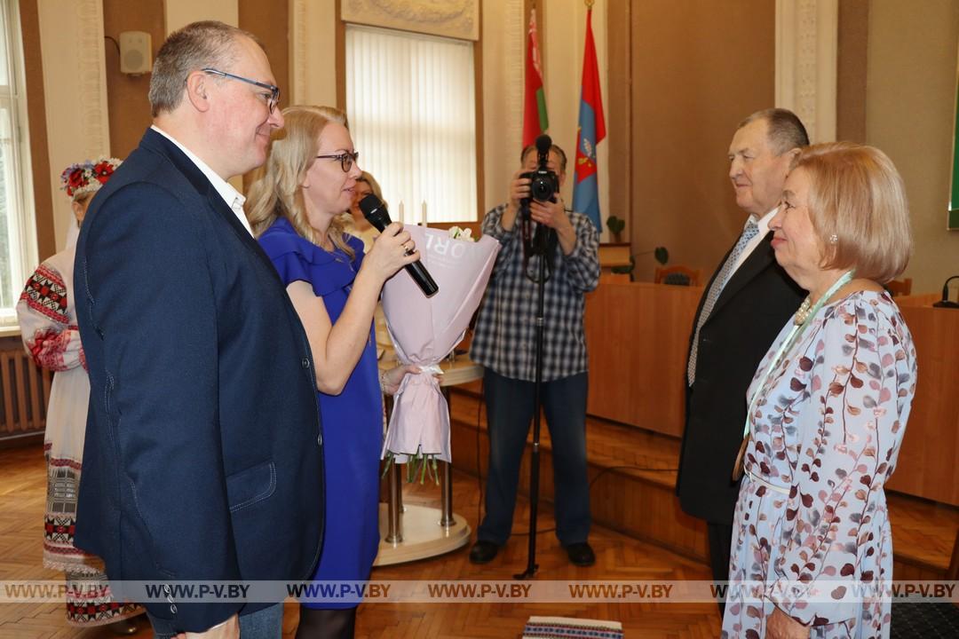 Золотых юбиляров совместной жизни торжественно чествовали в районном загсе
