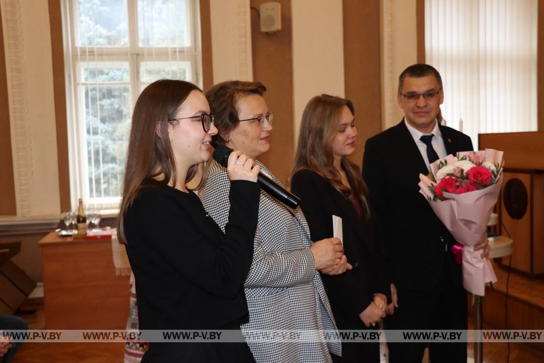 Золотых юбиляров совместной жизни торжественно чествовали в районном загсе