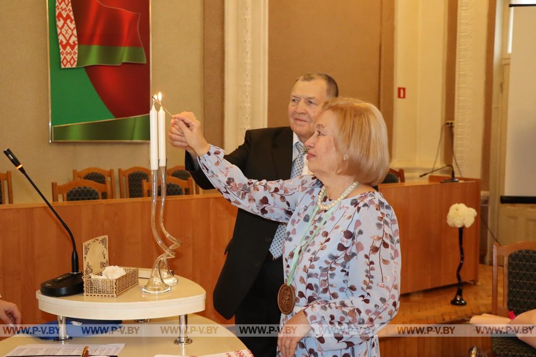 Золотых юбиляров совместной жизни торжественно чествовали в районном загсе