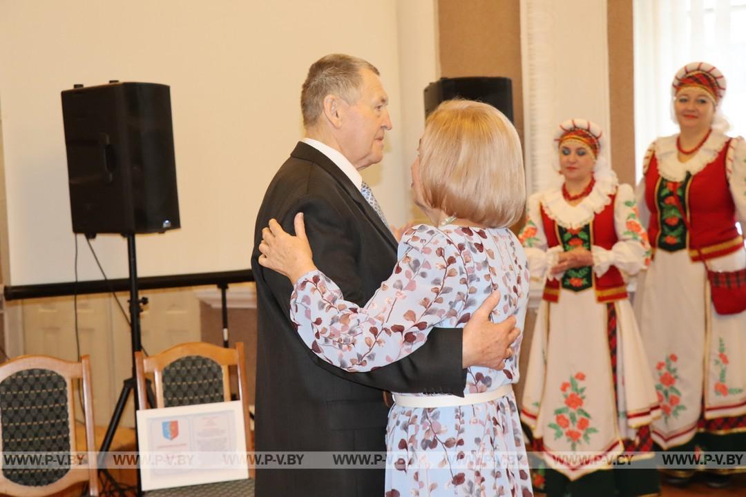 Золотых юбиляров совместной жизни торжественно чествовали в районном загсе