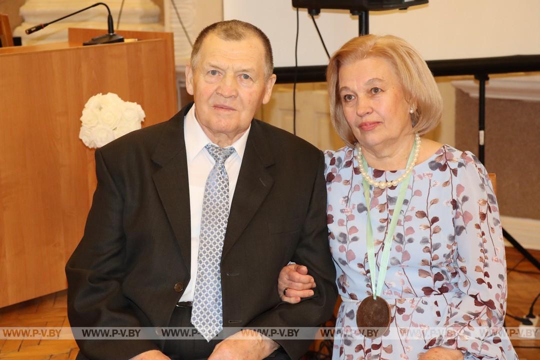 Золотых юбиляров совместной жизни торжественно чествовали в районном загсе