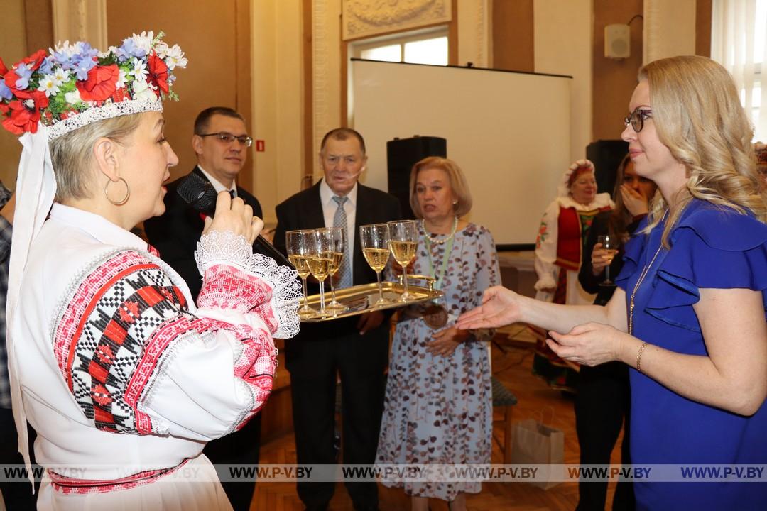 Золотых юбиляров совместной жизни торжественно чествовали в районном загсе