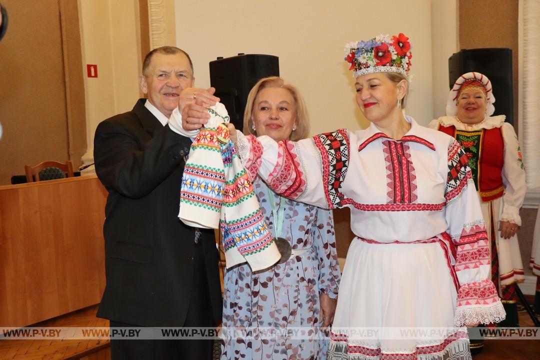Золотых юбиляров совместной жизни торжественно чествовали в районном загсе