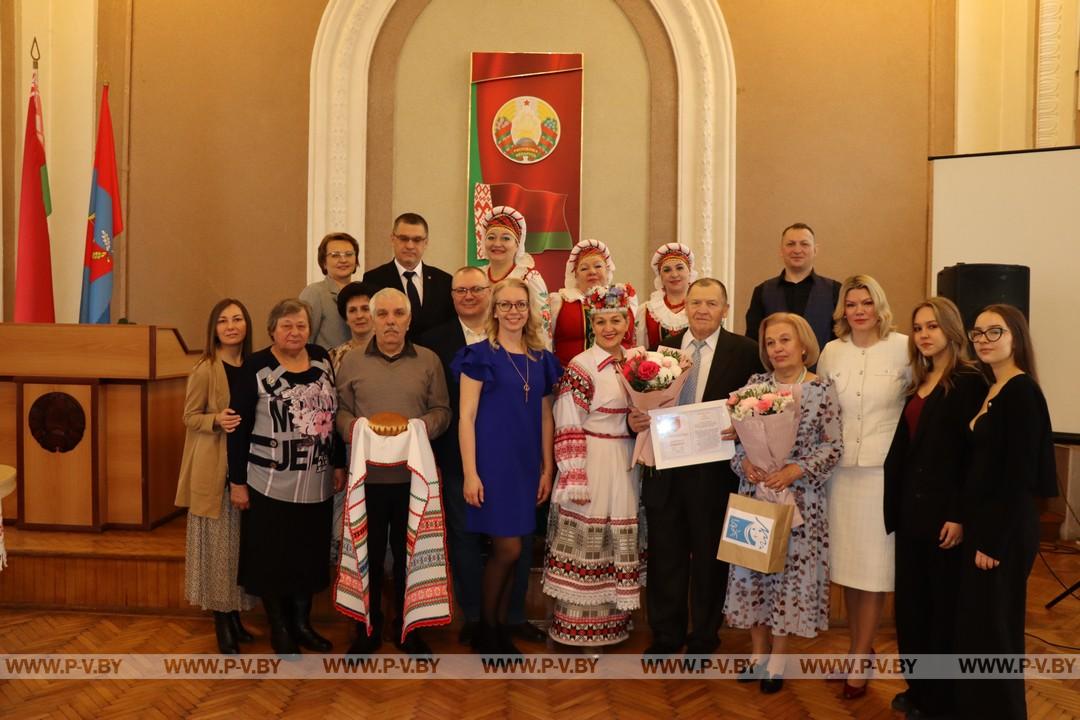 Золотых юбиляров совместной жизни торжественно чествовали в районном загсе