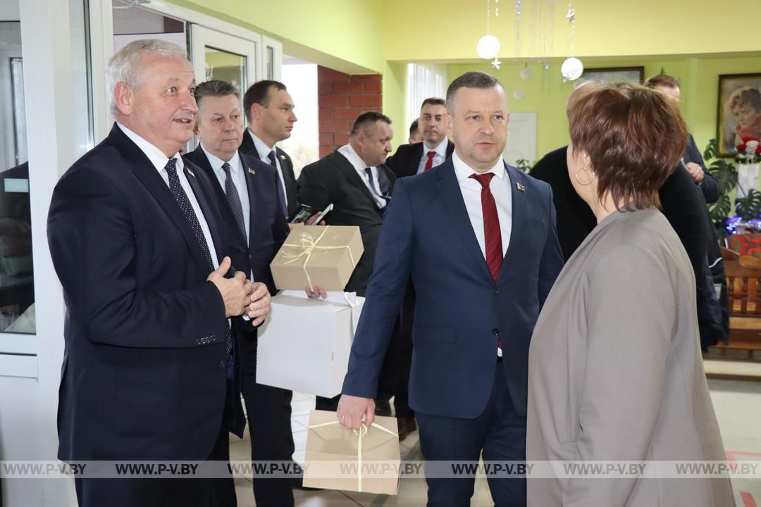 Председатель Брестского облисполкома Пётр Пархомчик посетил Логишинский Дом милосердия