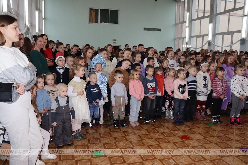В Пинском районе профсоюз работников АПК пригласил на новогоднее шоу 250 детей