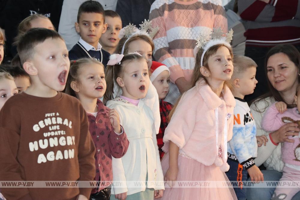 В Пинском районе профсоюз работников АПК пригласил на новогоднее шоу 250 детей