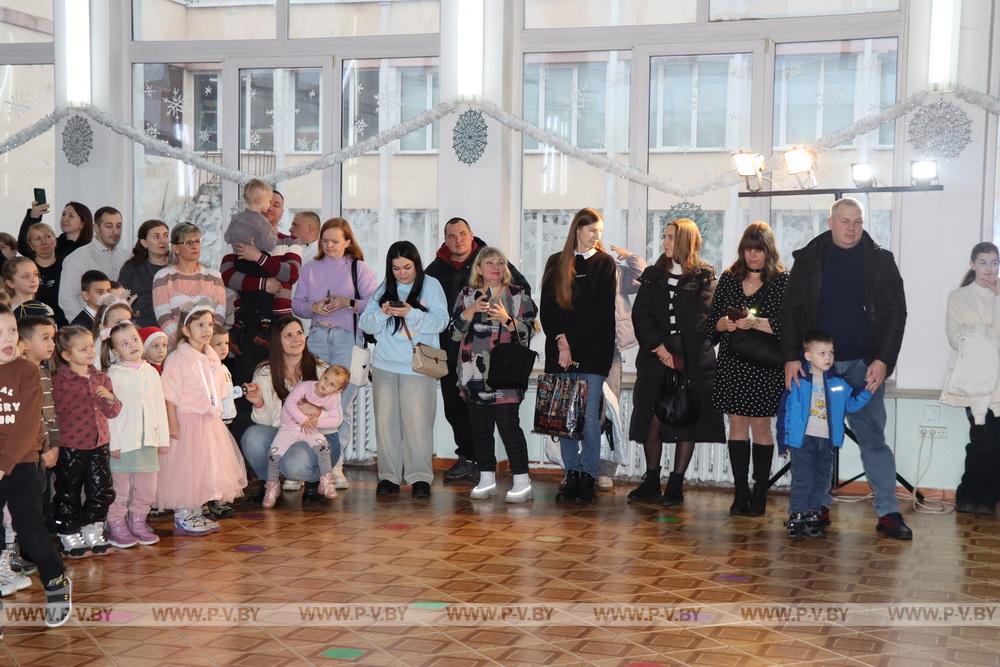В Пинском районе профсоюз работников АПК пригласил на новогоднее шоу 250 детей