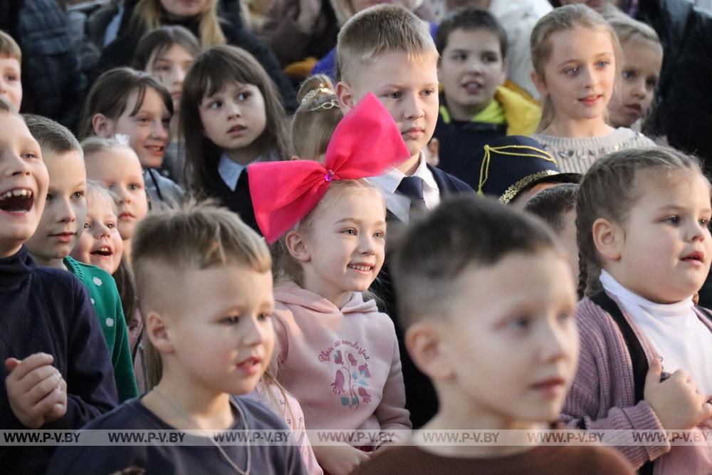 В Пинском районе профсоюз работников АПК пригласил на новогоднее шоу 250 детей