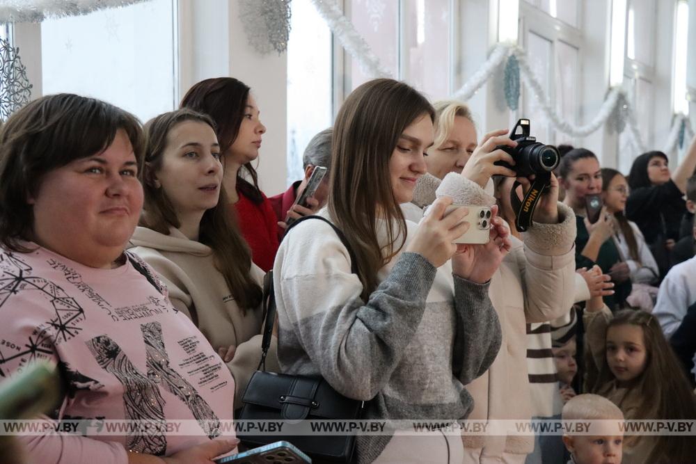 В Пинском районе профсоюз работников АПК пригласил на новогоднее шоу 250 детей