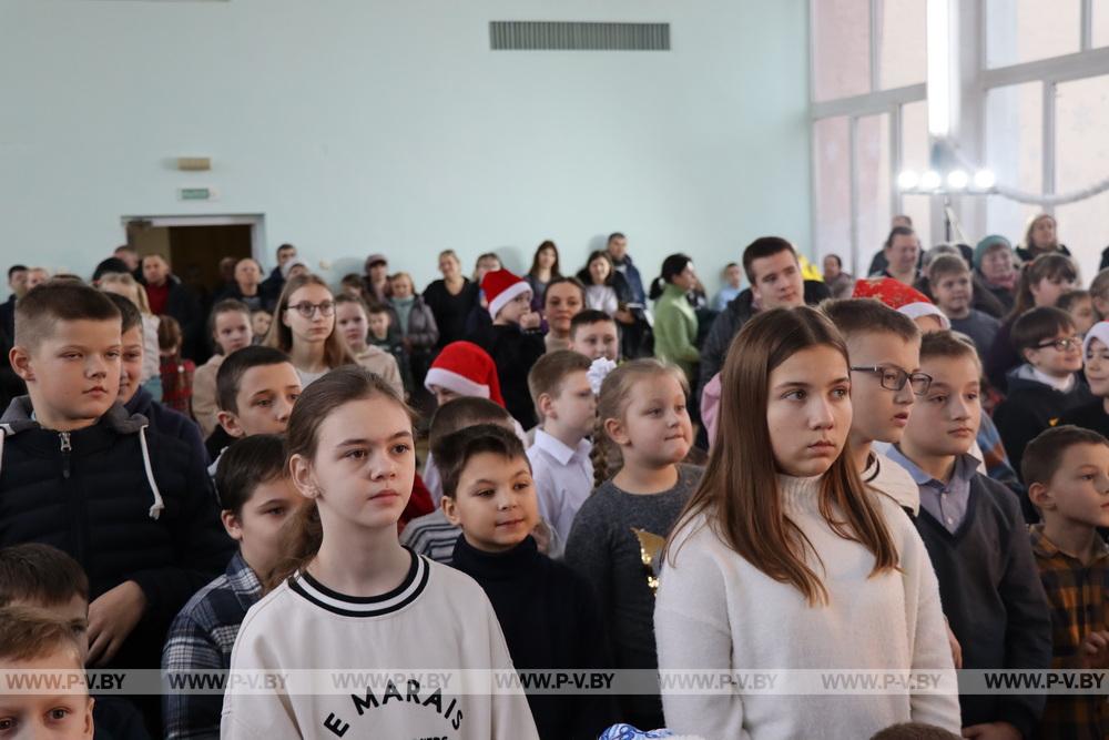 В Пинском районе профсоюз работников АПК пригласил на новогоднее шоу 250 детей