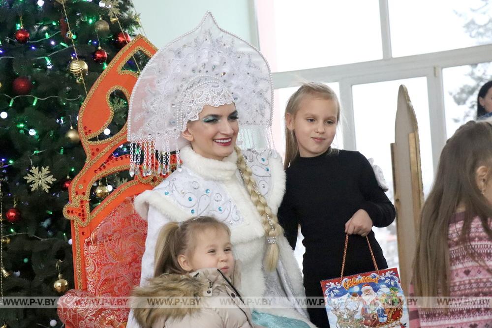 В Пинском районе профсоюз работников АПК пригласил на новогоднее шоу 250 детей