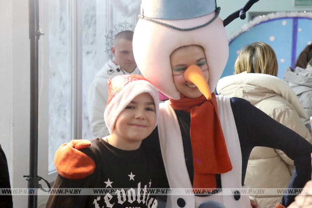 В Пинском районе профсоюз работников АПК пригласил на новогоднее шоу 250 детей