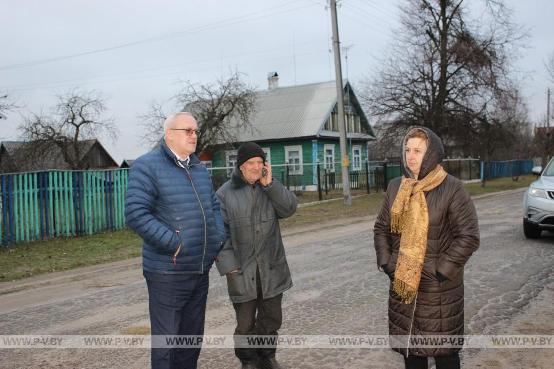 Горы песка разровняли, обещали выполнить ямочный ремонт