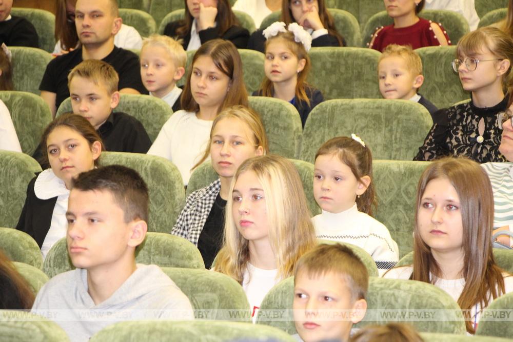 В Пинском районе благотворительный новогодний праздник собрал около трехсот детей