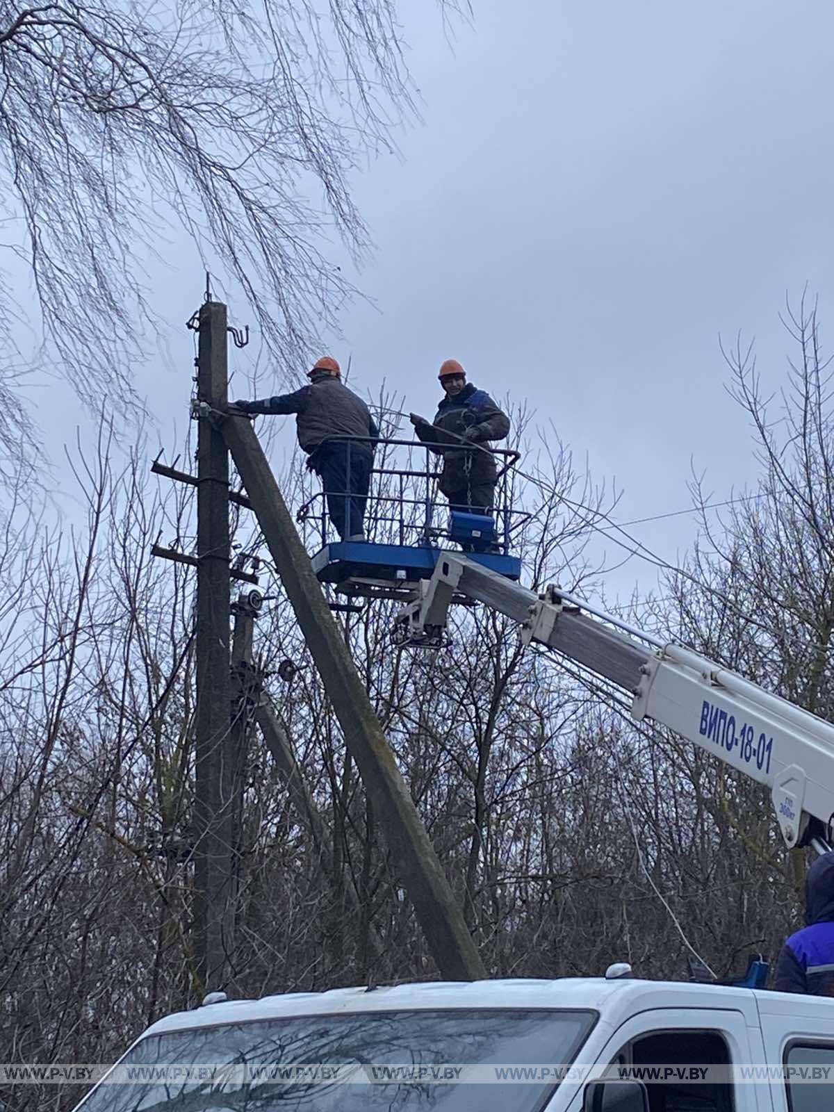 В Пинском районе после непогоды от населения поступило 53 сигнала о проблемах с электроснабжением