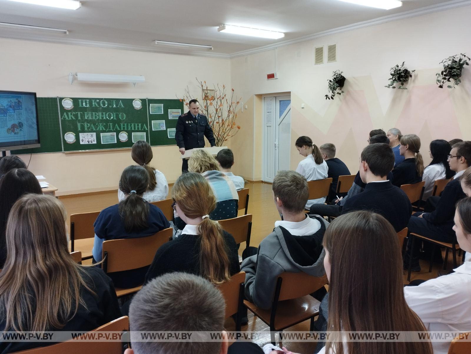 Милиционер-выпускник Погост-Загородской школы дал ребятам советы по профессиональному самоопределению